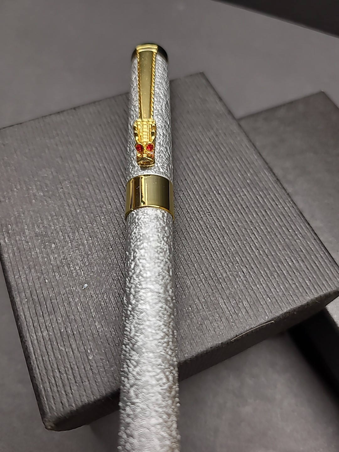 Silver/Gold Metal Dragon Fountain Pen 0.5mm Iridium Nib With 50 Pack Blue Ink