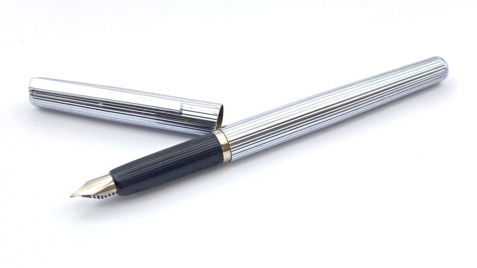 VINTAGE OMAS FOUNTAIN PEN IN LINED SILVER PLATED STEEL FINE NIB MADE IN ITALY