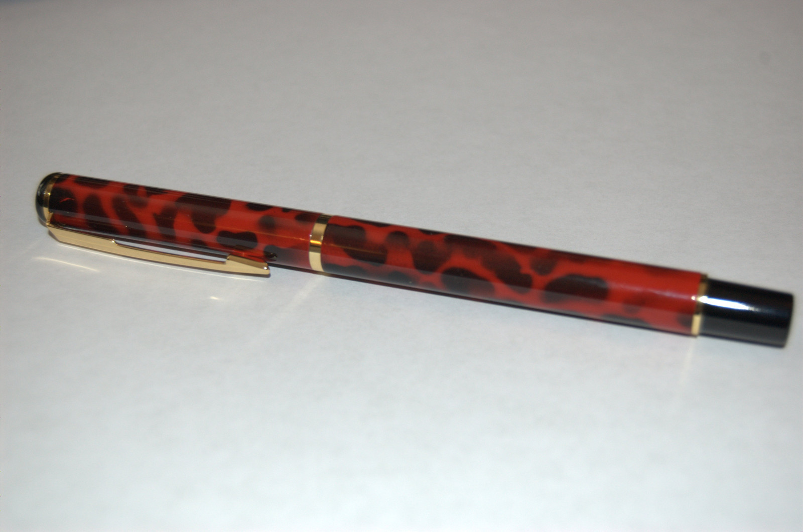 BAOER 801 Fountain Pen, Red/Black with 5 ink cartridges. Free Shipping!