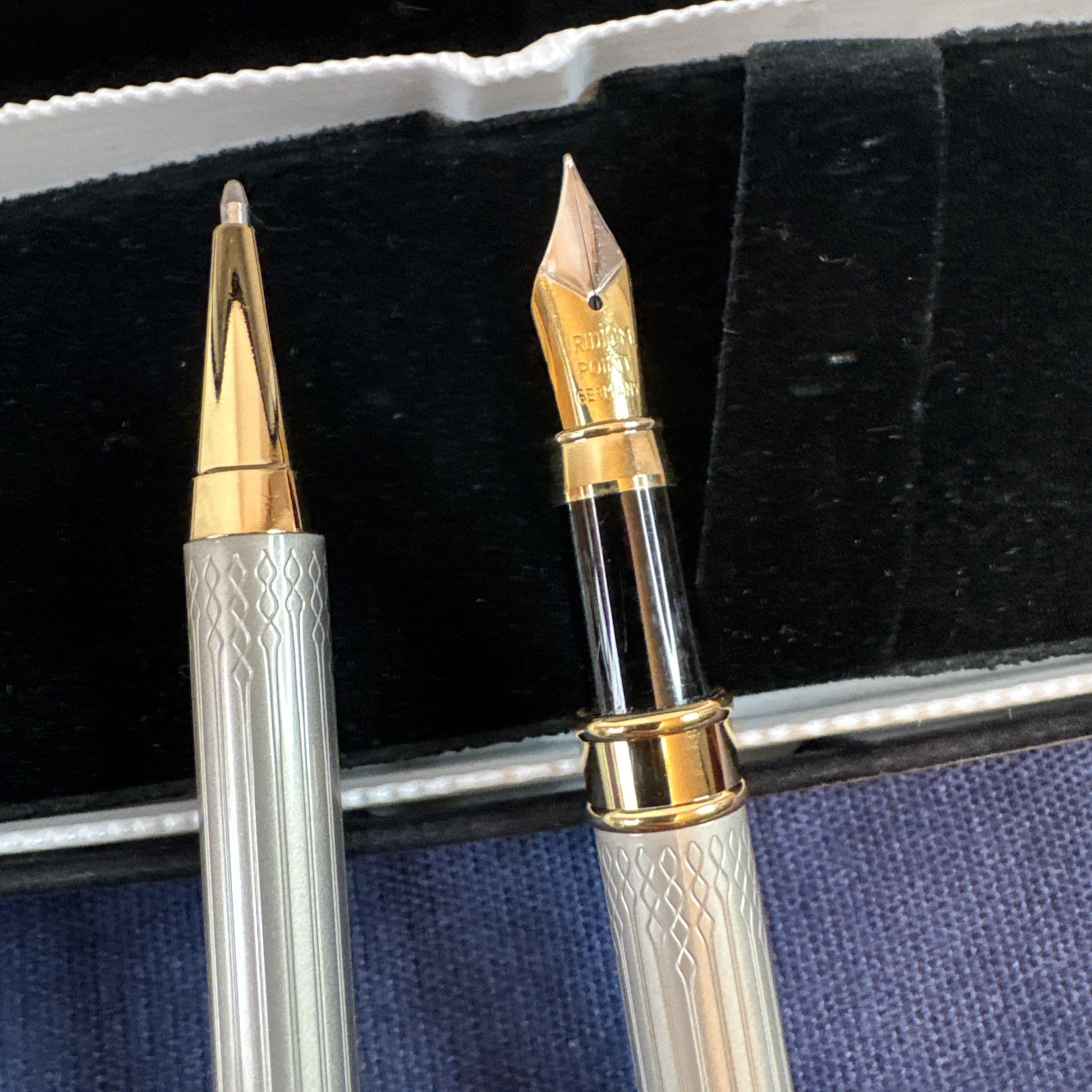 Unbranded NOS – Etched Silver (color) w/Gold trim Fountain Pen & Ball Point set