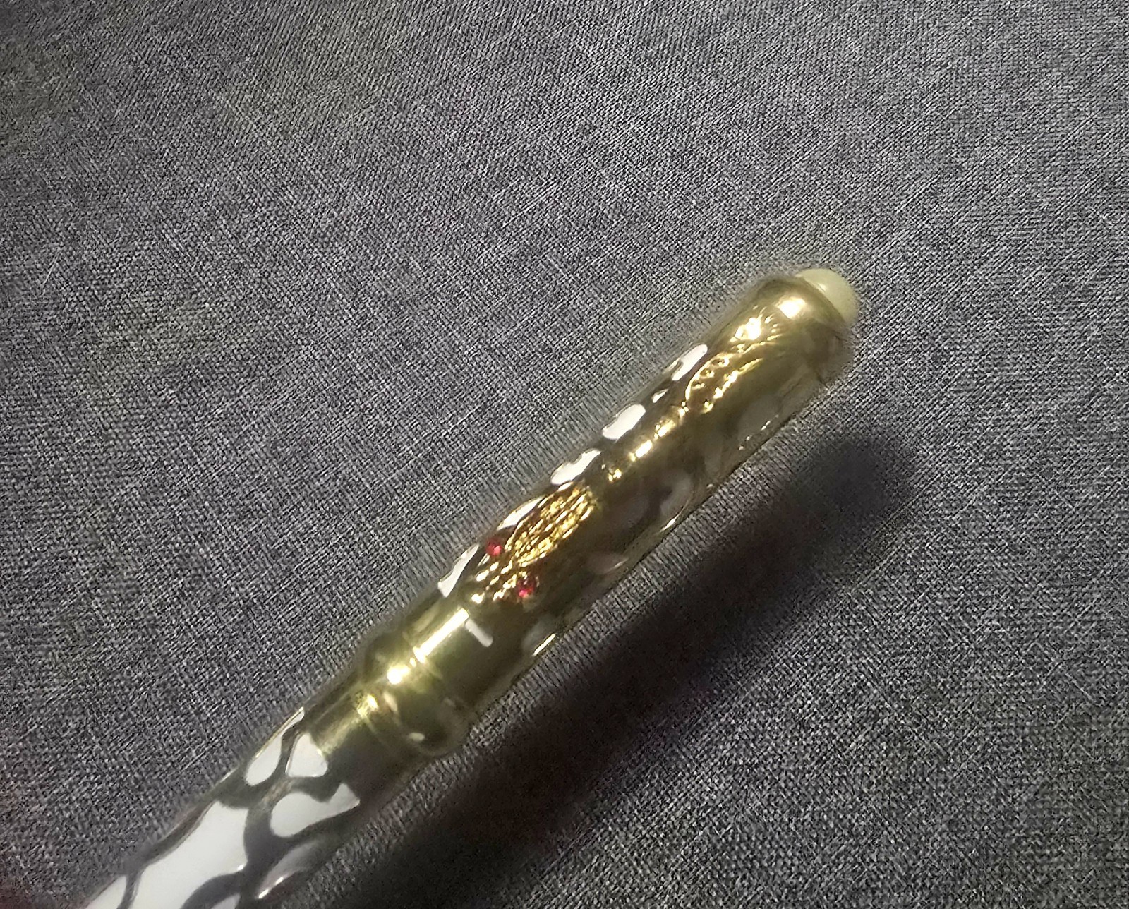 Jinhao White and Gold Filigree Overlay Fountain Pen F nib with Dragon Clip