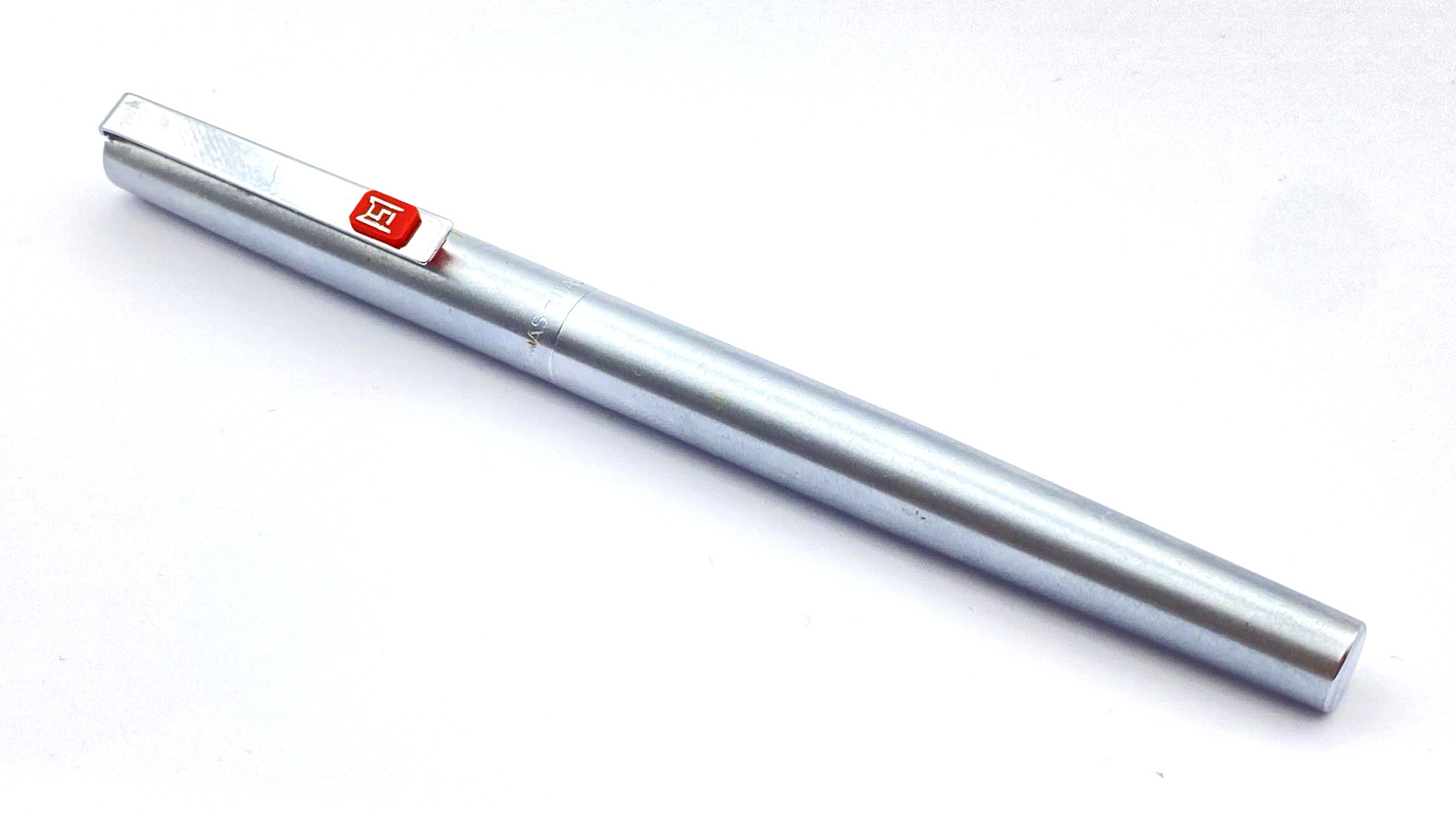 VINTAGE OMAS FOUNTAIN PEN IN BRUSHED CHROME FIRM STEEL FINE NIB MADE IN ITALY