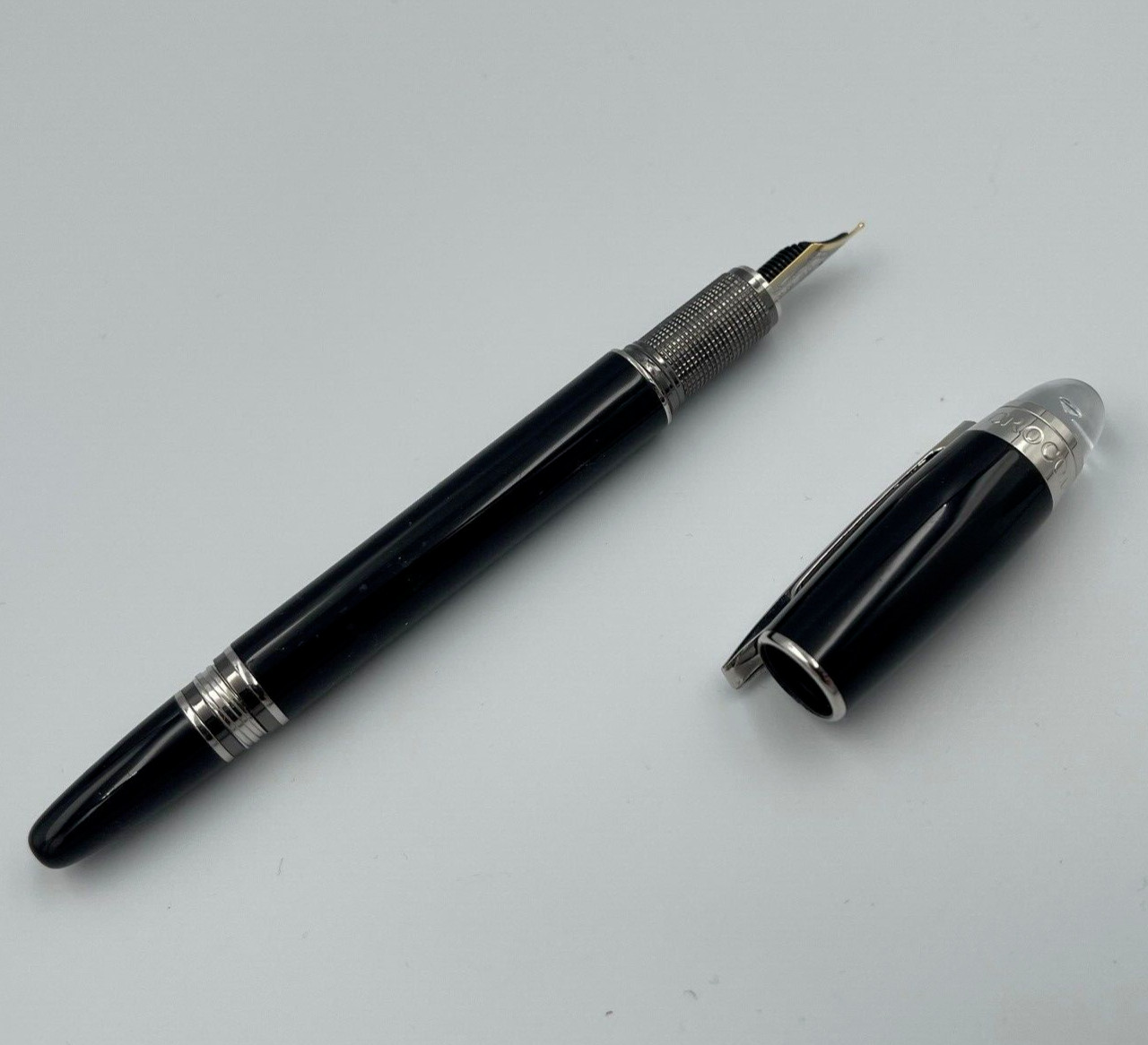Crocodile Diamond Acrylic 2008 Fountain Pen 22KG Med. Nib Black and Silver Clip