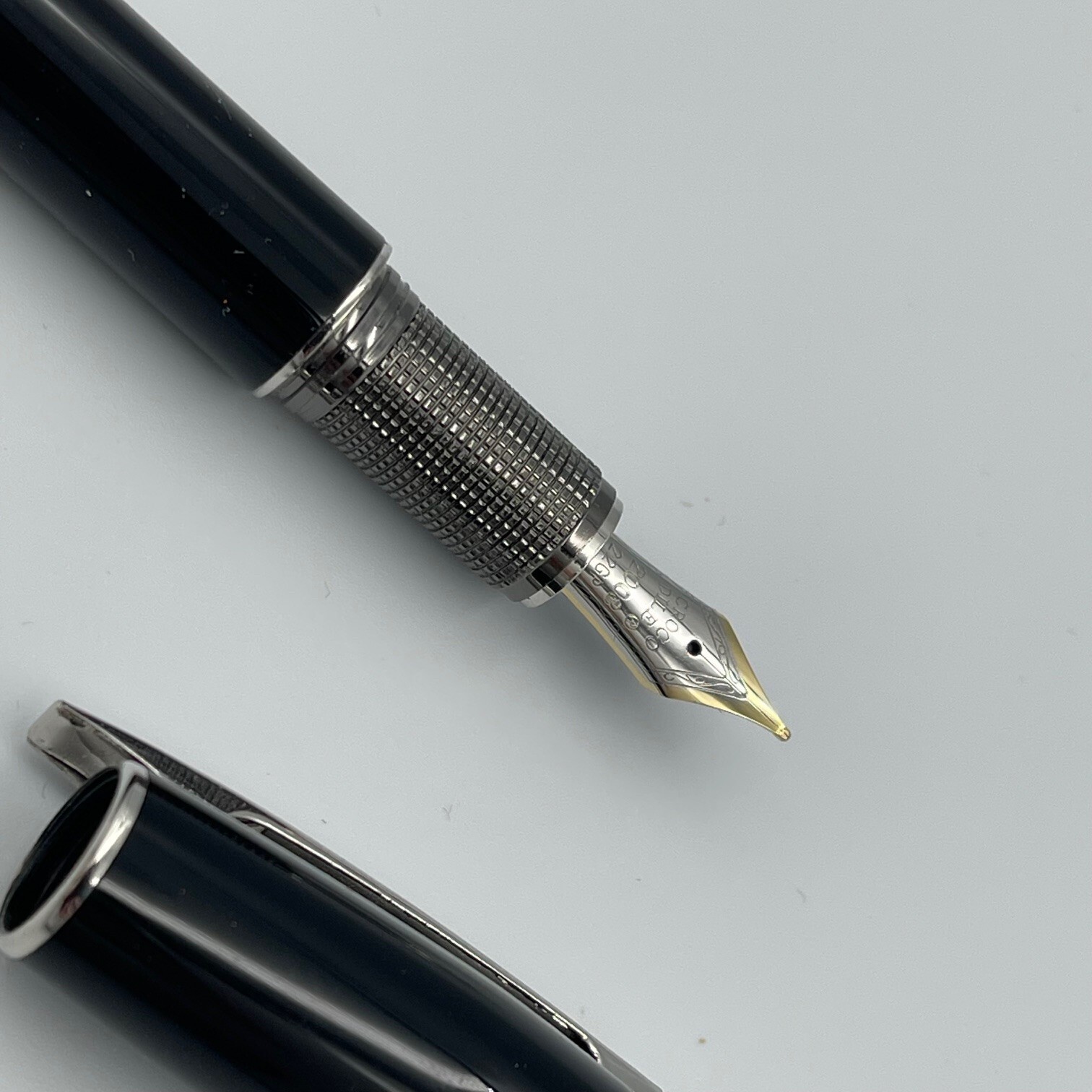 Crocodile Diamond Acrylic 2008 Fountain Pen 22KG Med. Nib Black and Silver Clip