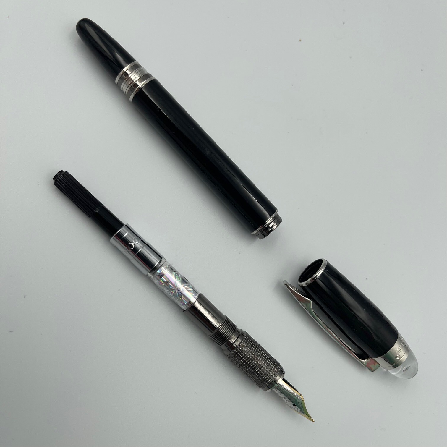Crocodile Diamond Acrylic 2008 Fountain Pen 22KG Med. Nib Black and Silver Clip