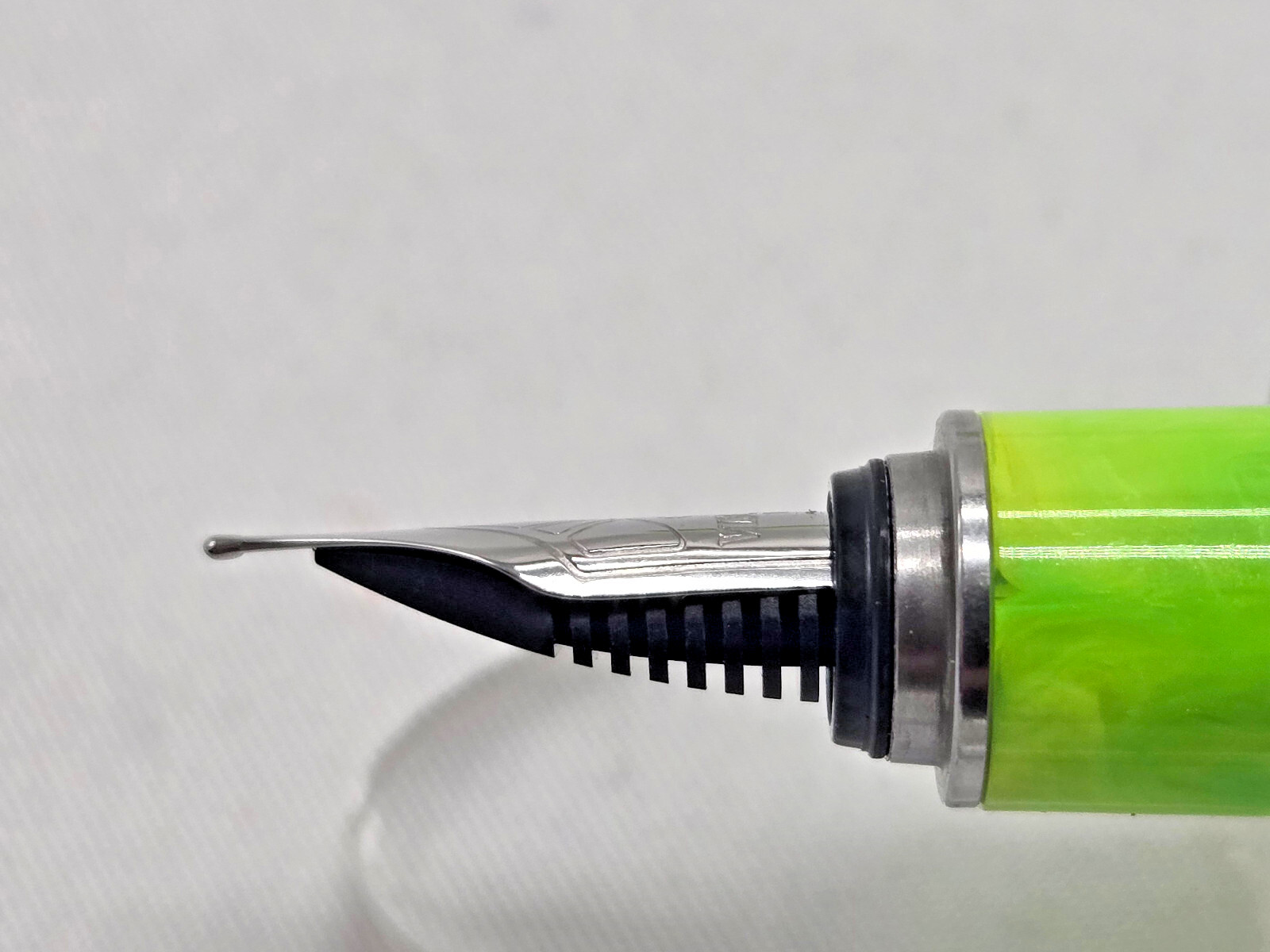 Visconti Breeze Marbled Lime Resin M Nib Fountain Pen+converter