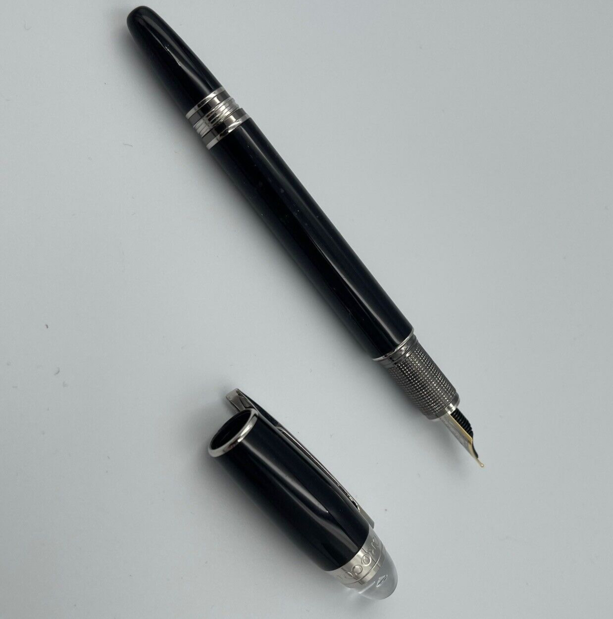 Crocodile Diamond Acrylic 2008 Fountain Pen 22KG Med. Nib Black and Silver Clip