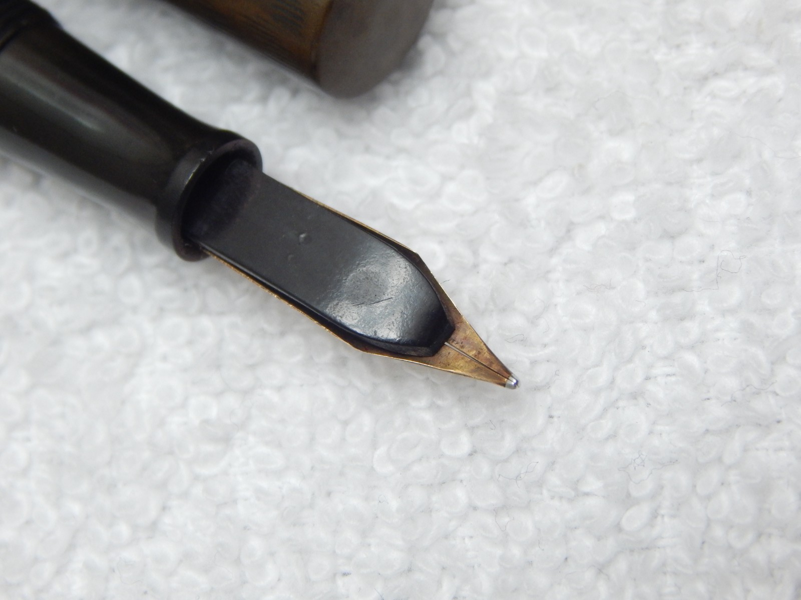 LOT# 228X. VINTAGE WATERMAN ‘S 52 1/2 FOUNTAIN PEN. FLEX NIB, F TO BB+ (1.6 mm)