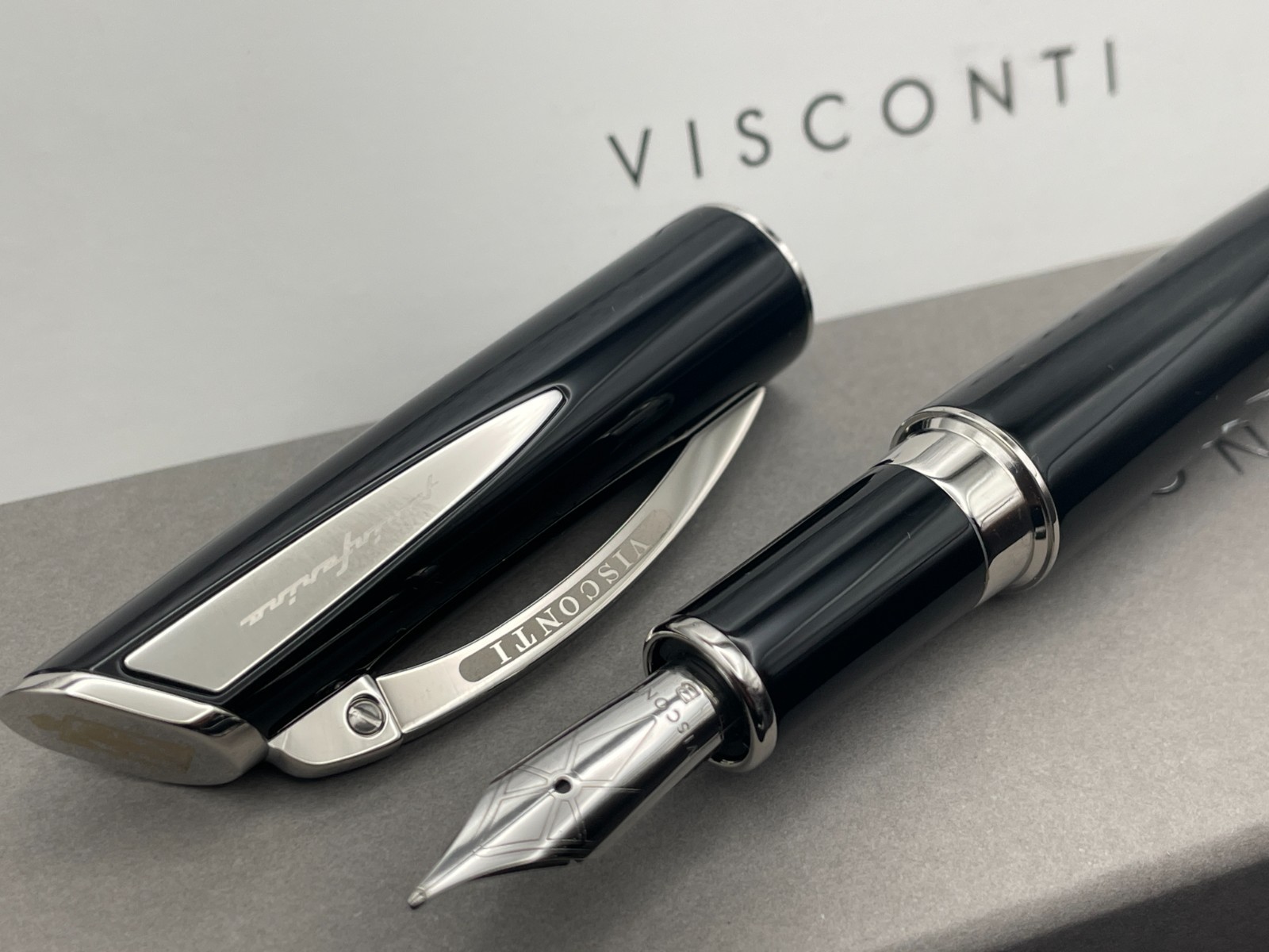 Visconti Italy Pininfarina XL Black & Steel Fountain Pen Broad Nib $395 New