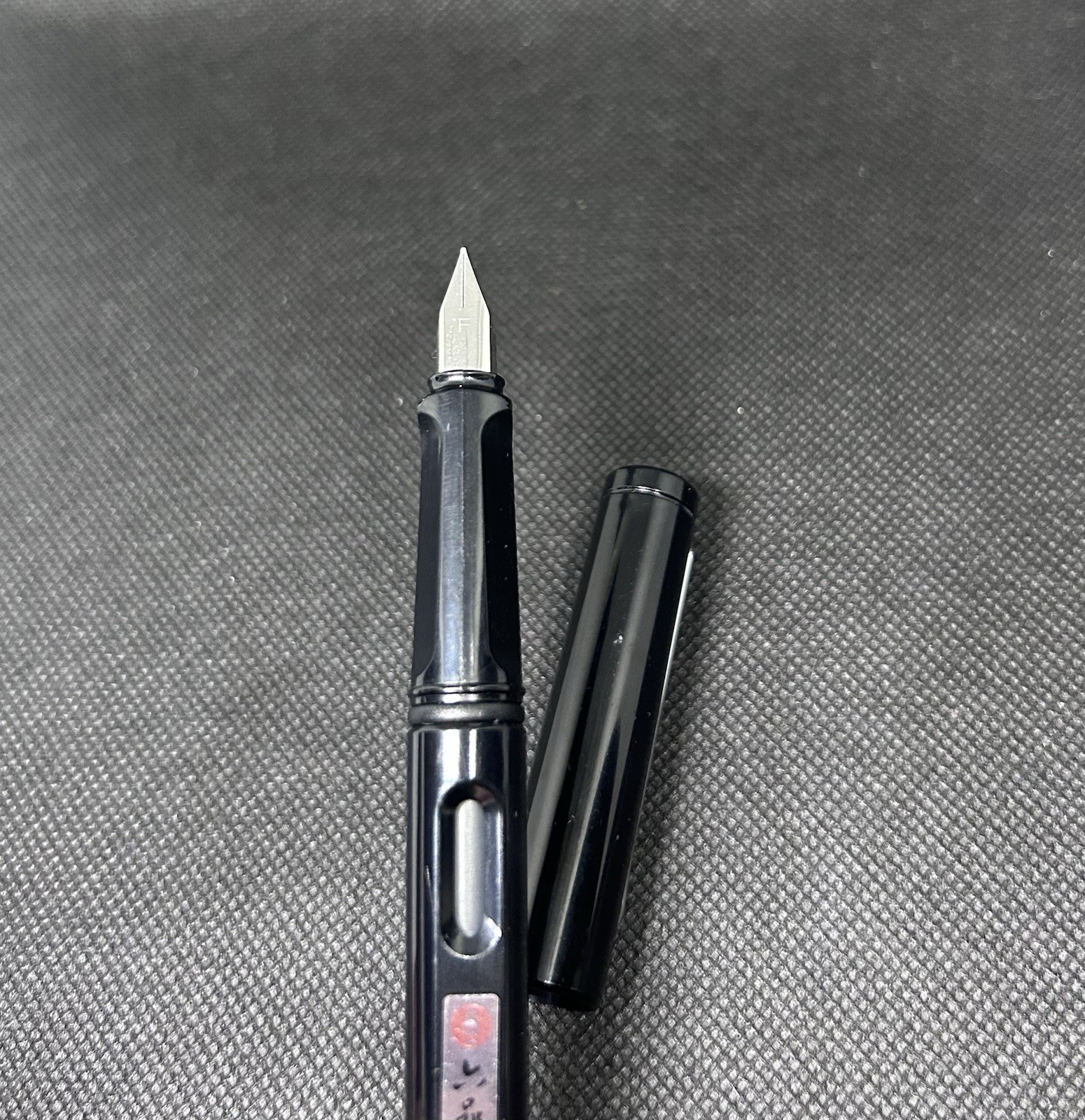 Black Glossy Fountain Pen 5.5″ Fine (F) Nib Liupindang Modern Design