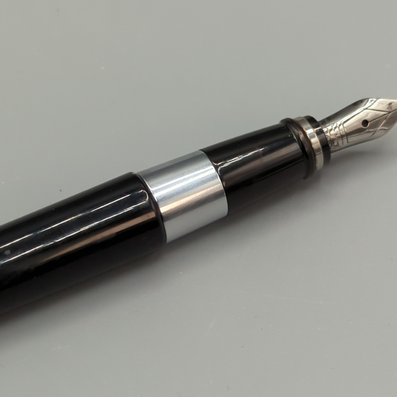Aurora TU Fountain Pen – Black With Chrome Trim Medium Nib Italy Used
