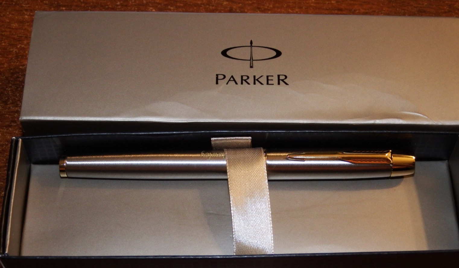 Parker Arrow Stainless Steel Fountain Pen w/refills & box