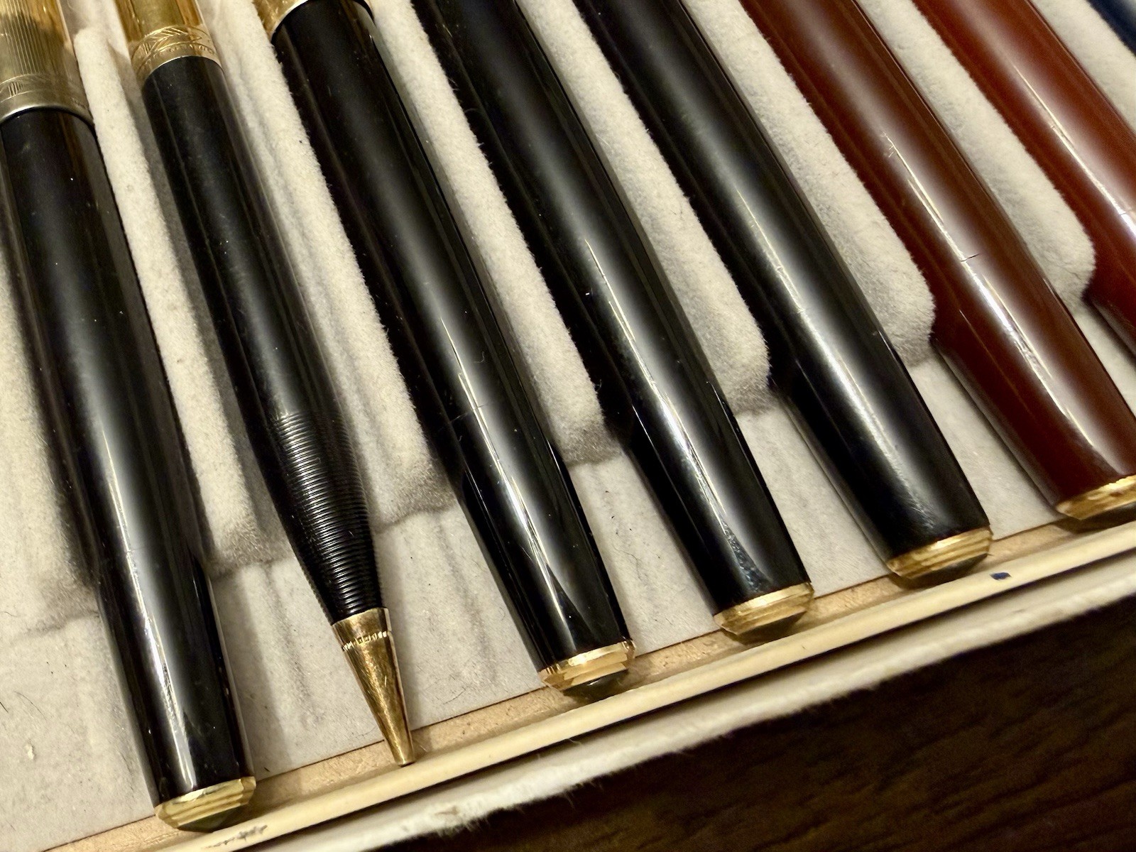 LOT OF 7 VINTAGE PARKER 51 FOUNTAIN PENS & 1 MECHANICAL PENCIL 14K NIBS 14K CLIP