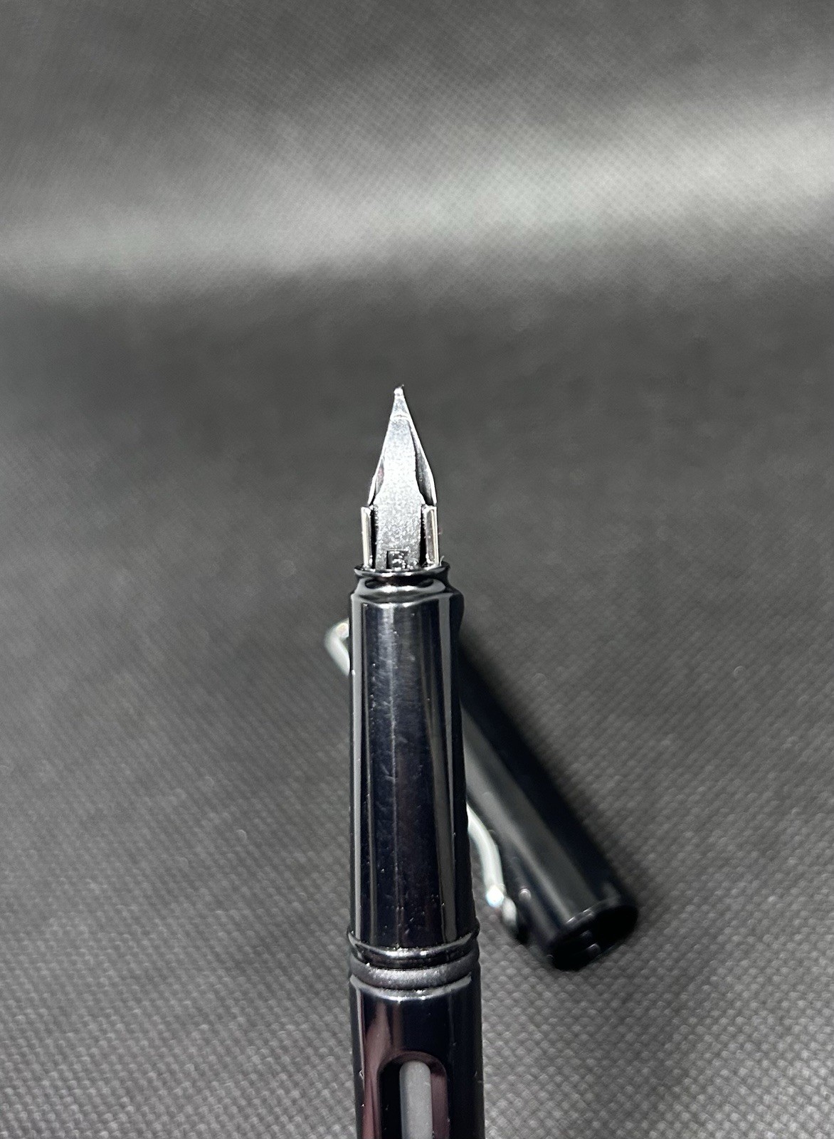 Black Glossy Fountain Pen 5.5″ Fine (F) Nib Liupindang Modern Design