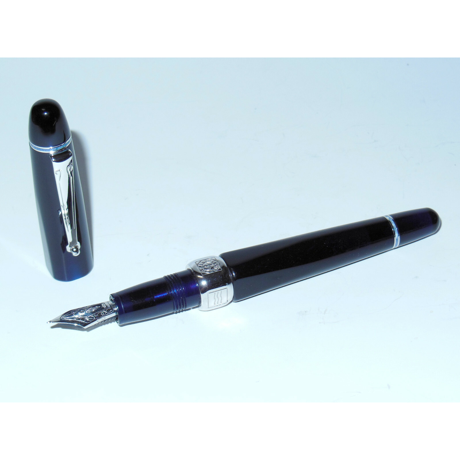 Delta Capri La Piazzetta Fountain Pen Dark Blue/Platinum 14K Gold M Nib Square