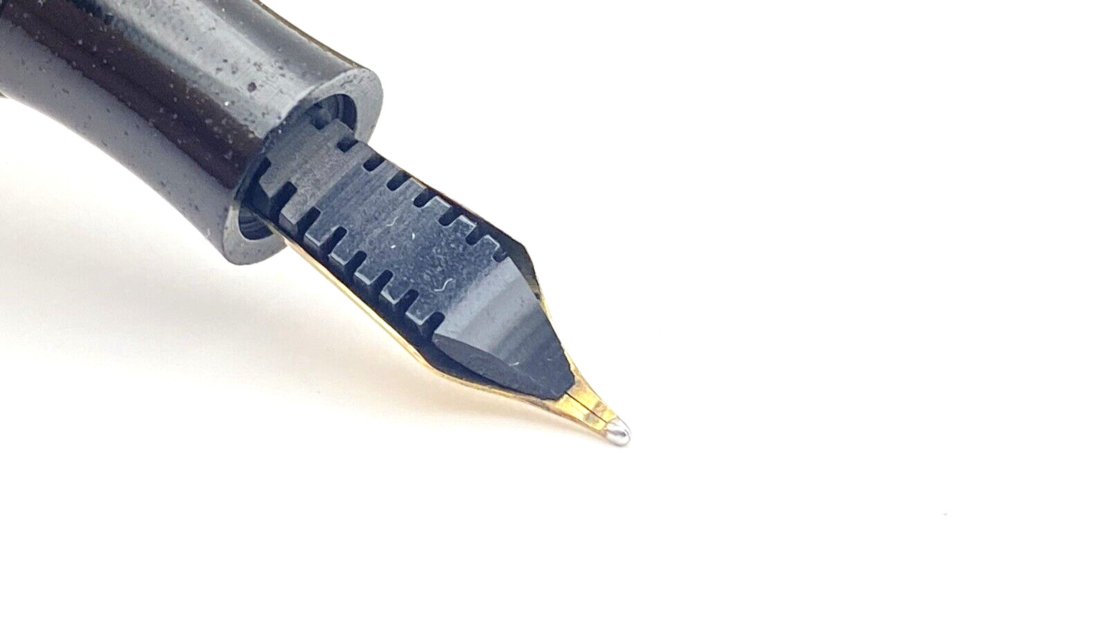 VINTAGE KOSCA FOUNTAIN PEN IN GRAY STRIPES 14K GOLD MEDIUM NIB MADE IN ITALY