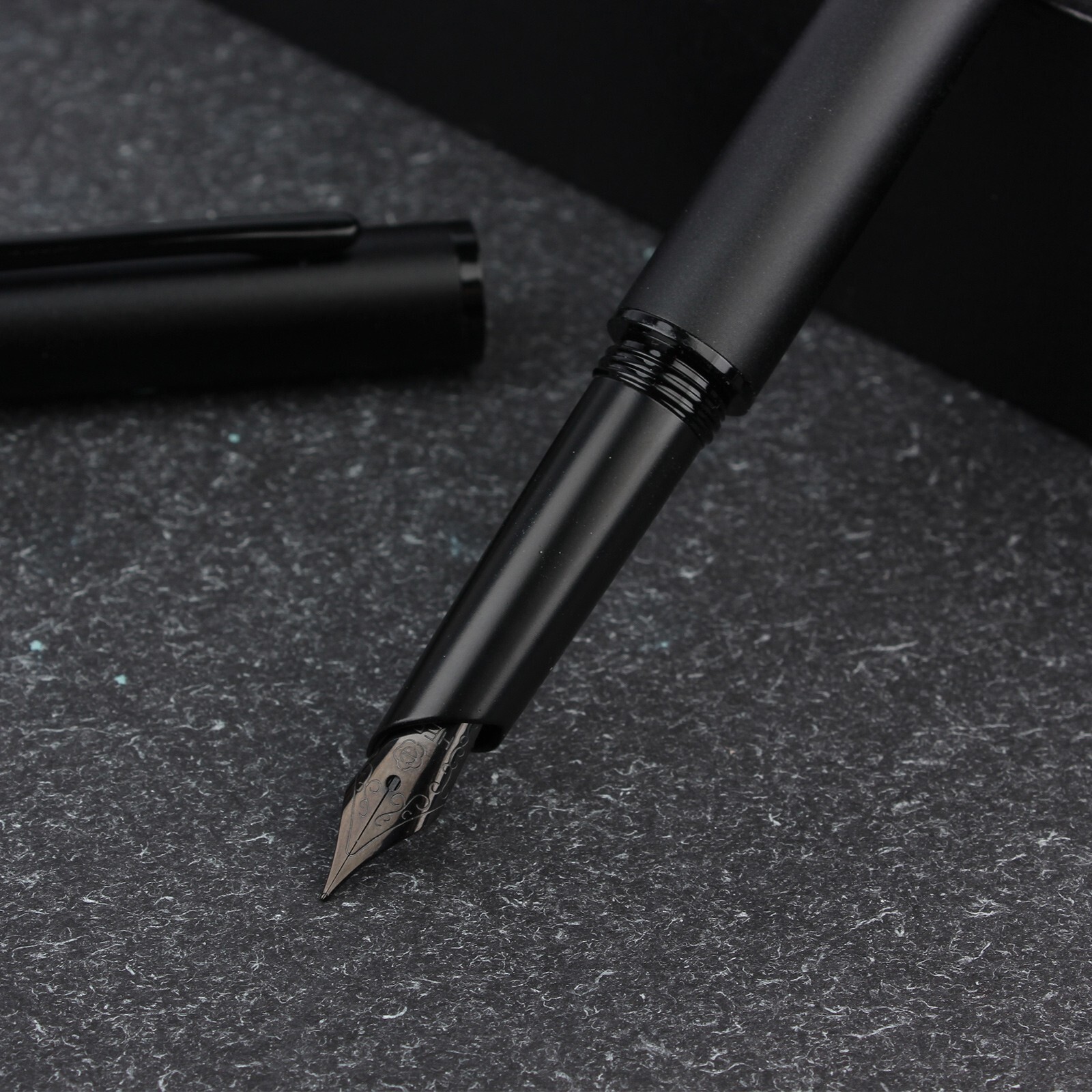Metal Black Fountain Pen Fine Nib 0.5mm Iridium Free Engraving Graduation Gift