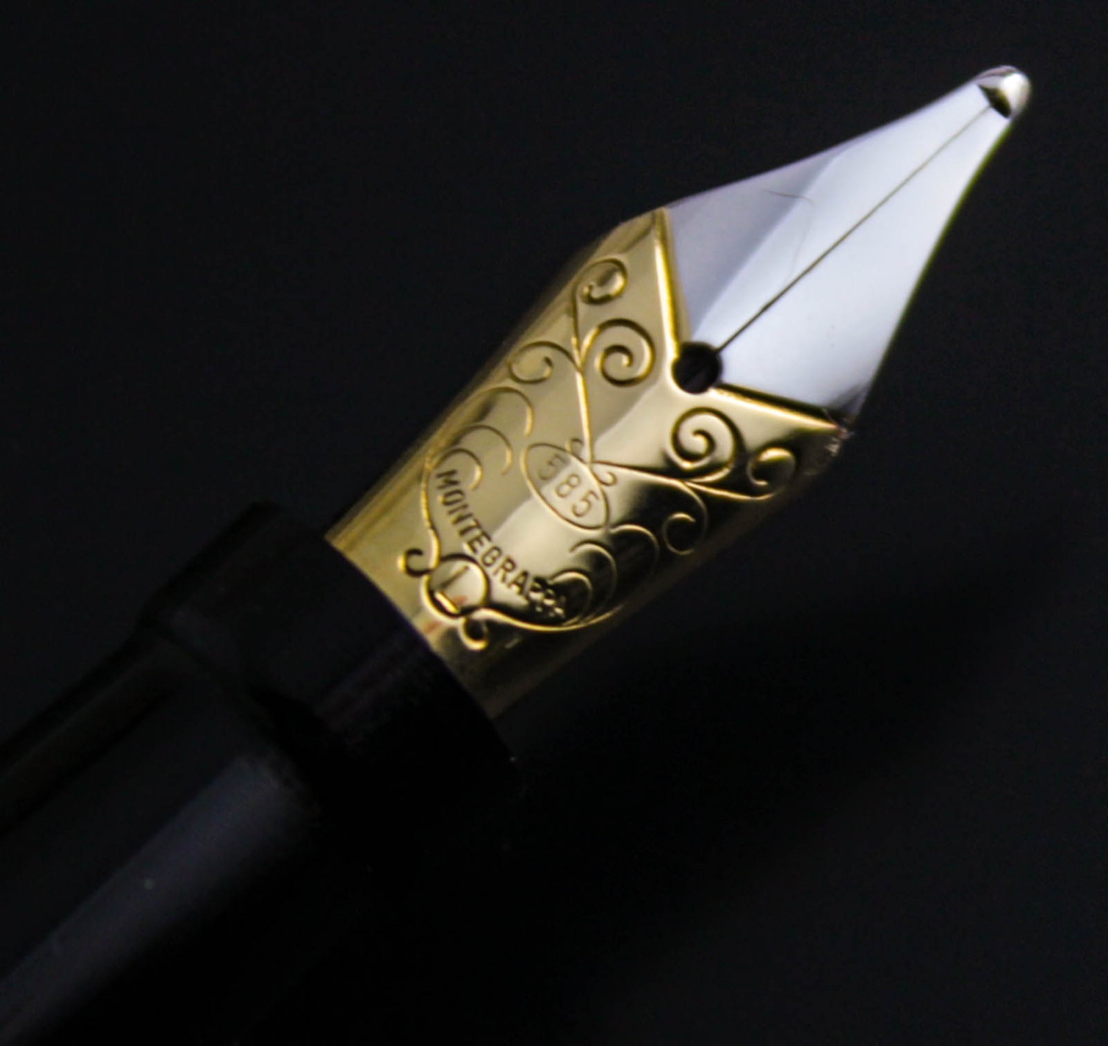 Montegrappa Heritage Cylindrical Smooth Vermeil Fountain Pen – M