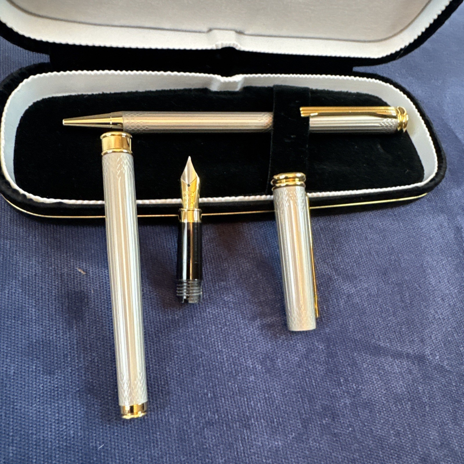 Unbranded NOS – Etched Silver (color) w/Gold trim Fountain Pen & Ball Point set