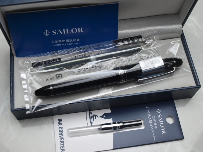 Japanese Sailor 1911 Black Luster 21K Medium-nib with converter 11-3048-420 New!