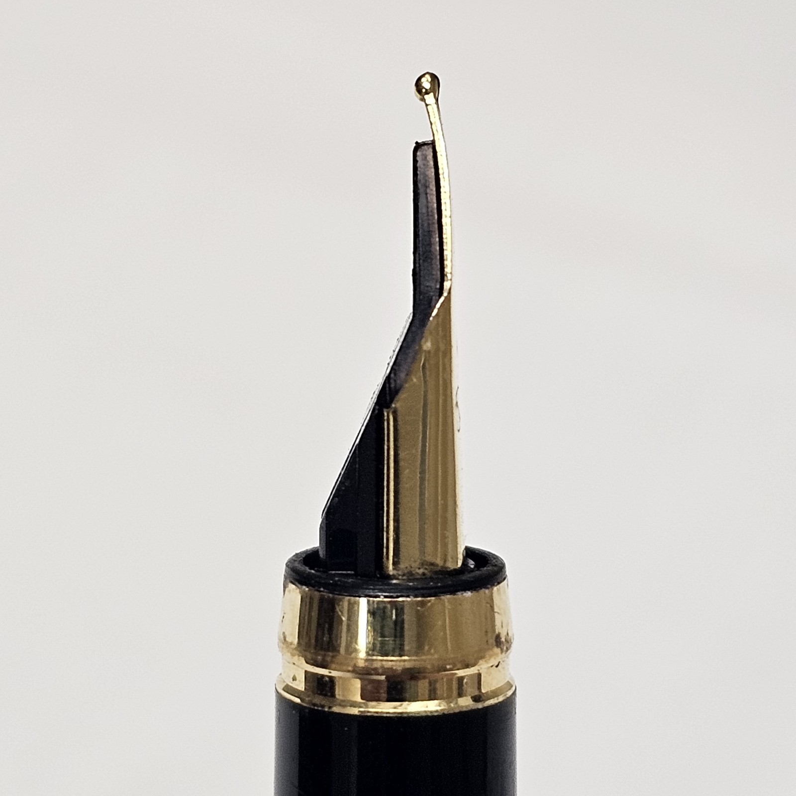 Vintage Quill Fountain Pen Gold Tone USA Medium Nib M Untested As-Is