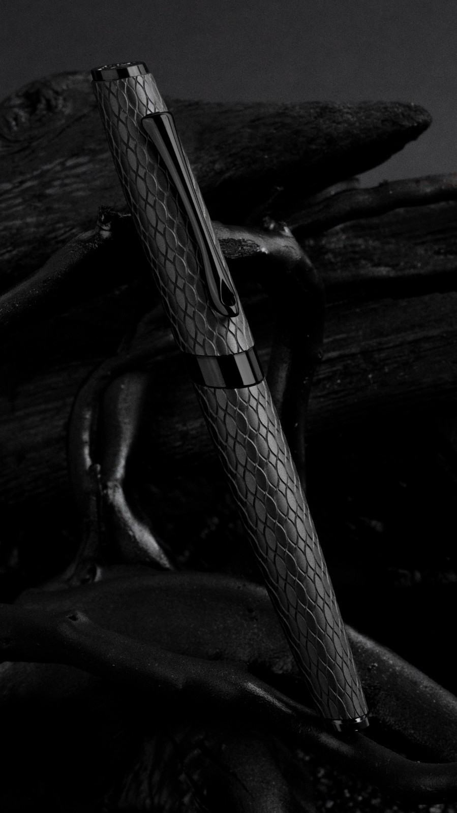 DIPLOMAT COBRA BLACK GUILLOCHE FOUNTAIN PEN BROAD NIB