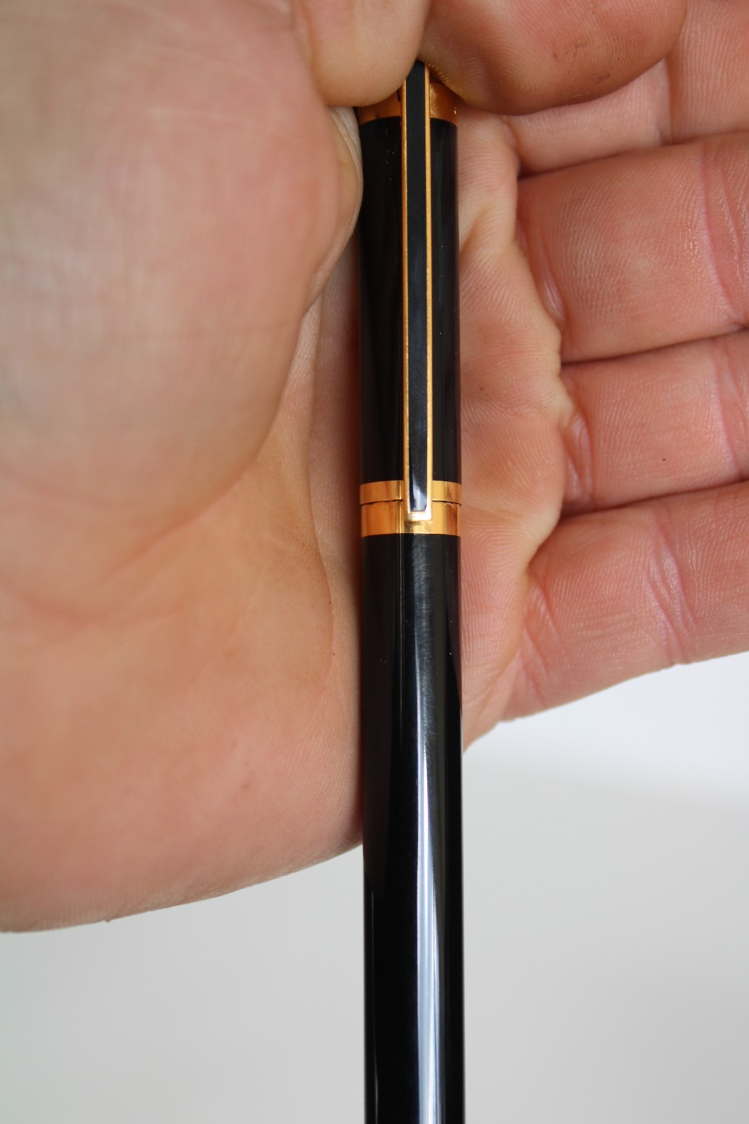 Vintage S. T. Dupont, Laque De Chine, Paris, 18k Nib Black & Gold Fountain Pen