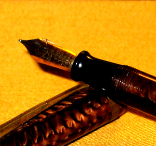 RESTORED BURGUNDY/BLACK MARBLE 5″LONG EPENCO FOUNTAIN PEN W/NEW SAC & EPENCO NIB