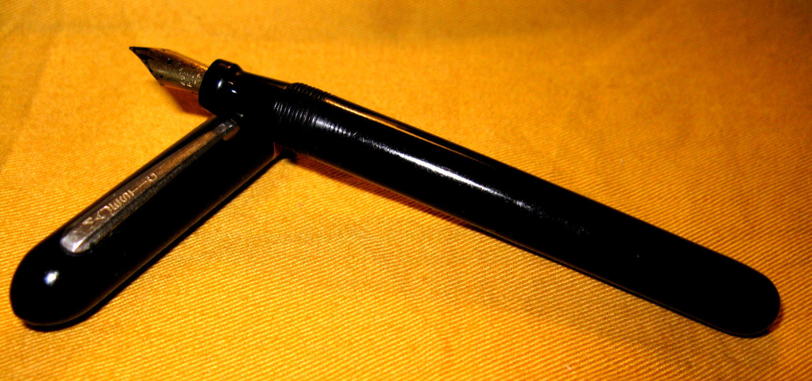 5 1/8″ LONG BLACK MAJESTIC FONTAIN PEN W/ NEW INK SAC & GOLD TONE NIB