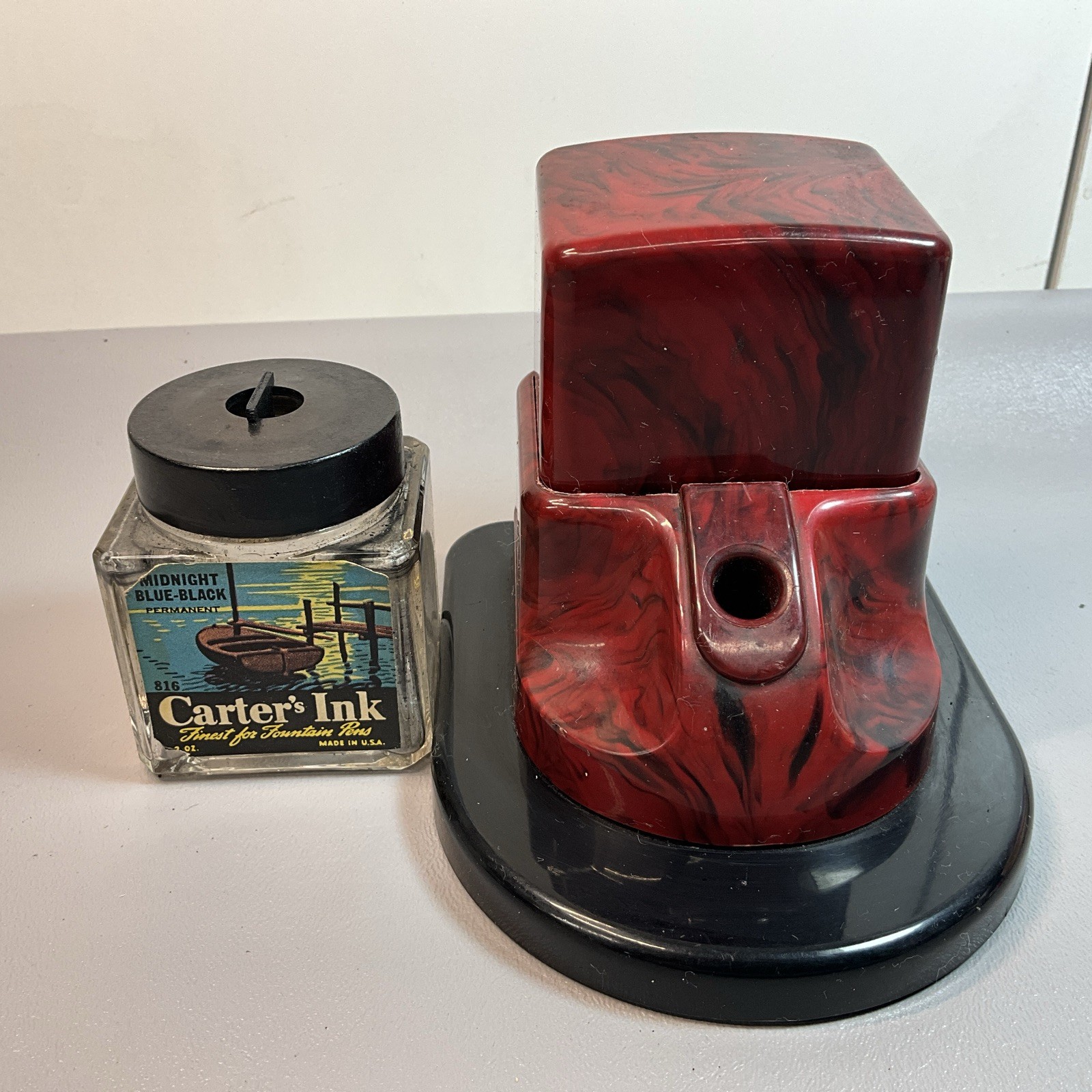 VINTAGE CARTER’S DESK TOP FOUNTAIN PEN SET WITH INK BOTTLE. (S1133)