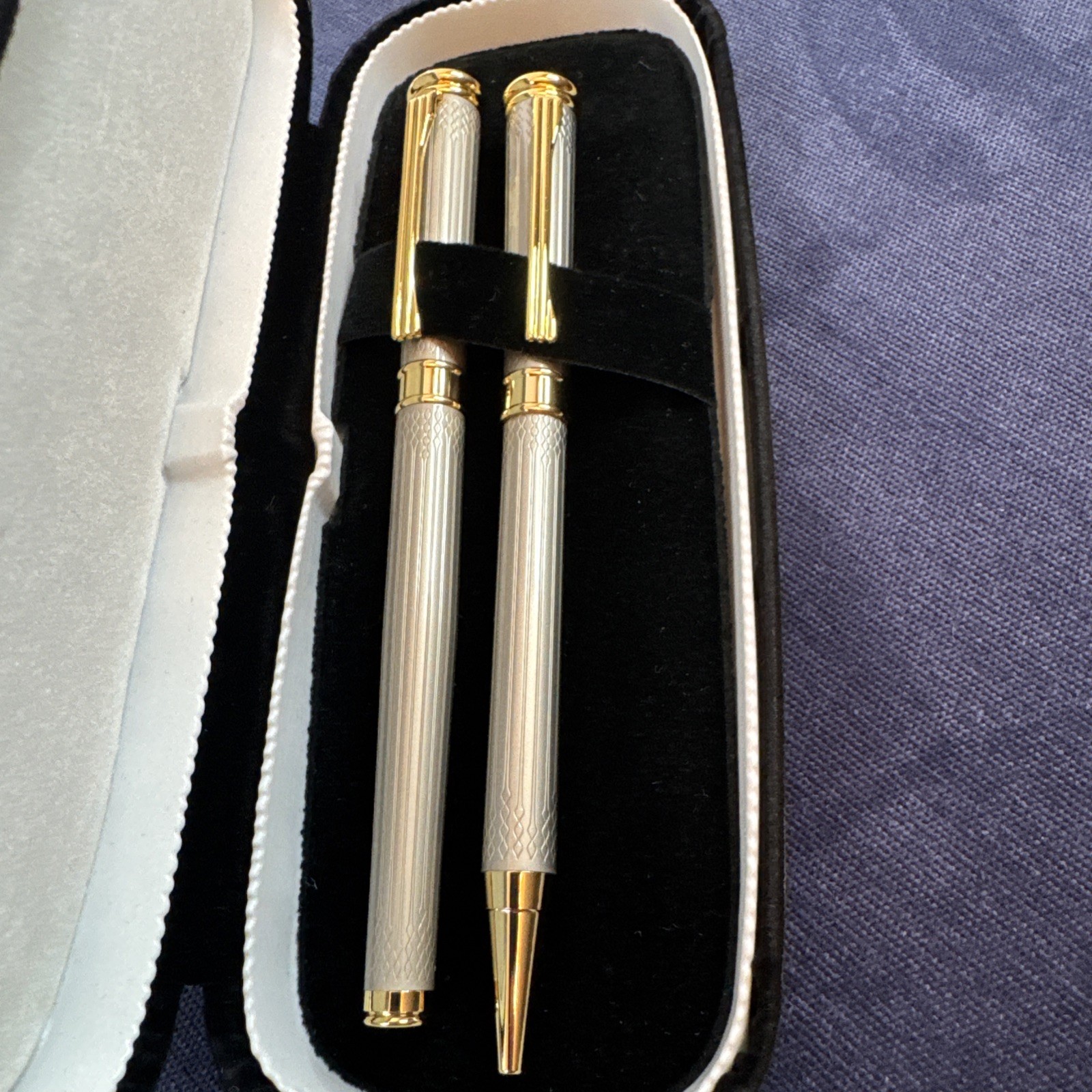 Unbranded NOS – Etched Silver (color) w/Gold trim Fountain Pen & Ball Point set