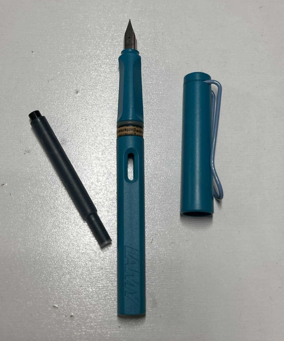 LAMY Safari Fountain Pen Azure Sky Medium Nib Black Ink Catridge NO BOX