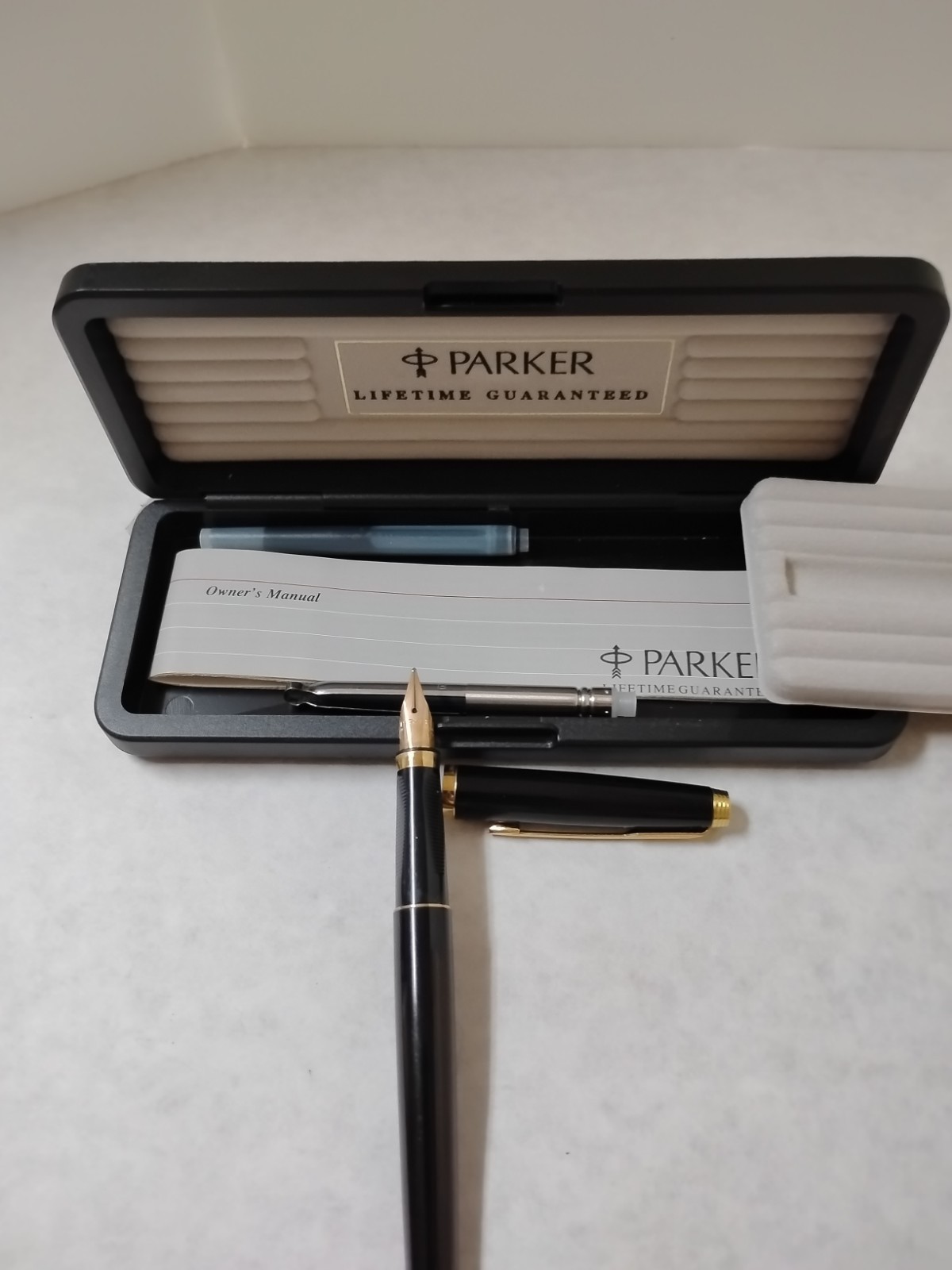 Vintage Parker 75 Fountain Pen in Black Laque in Box Medium 14 K Nib FRANCE