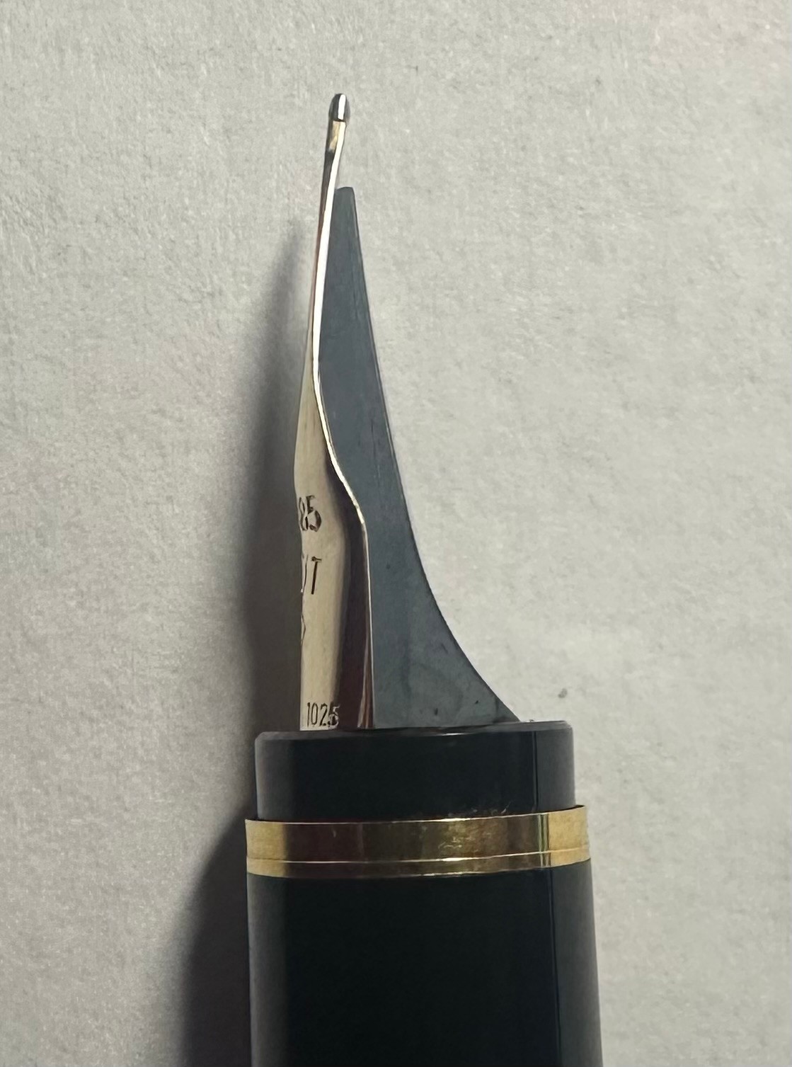 Pilot Falcon – Black Resin with Gold Trim – Fine nib – Used – No Converter