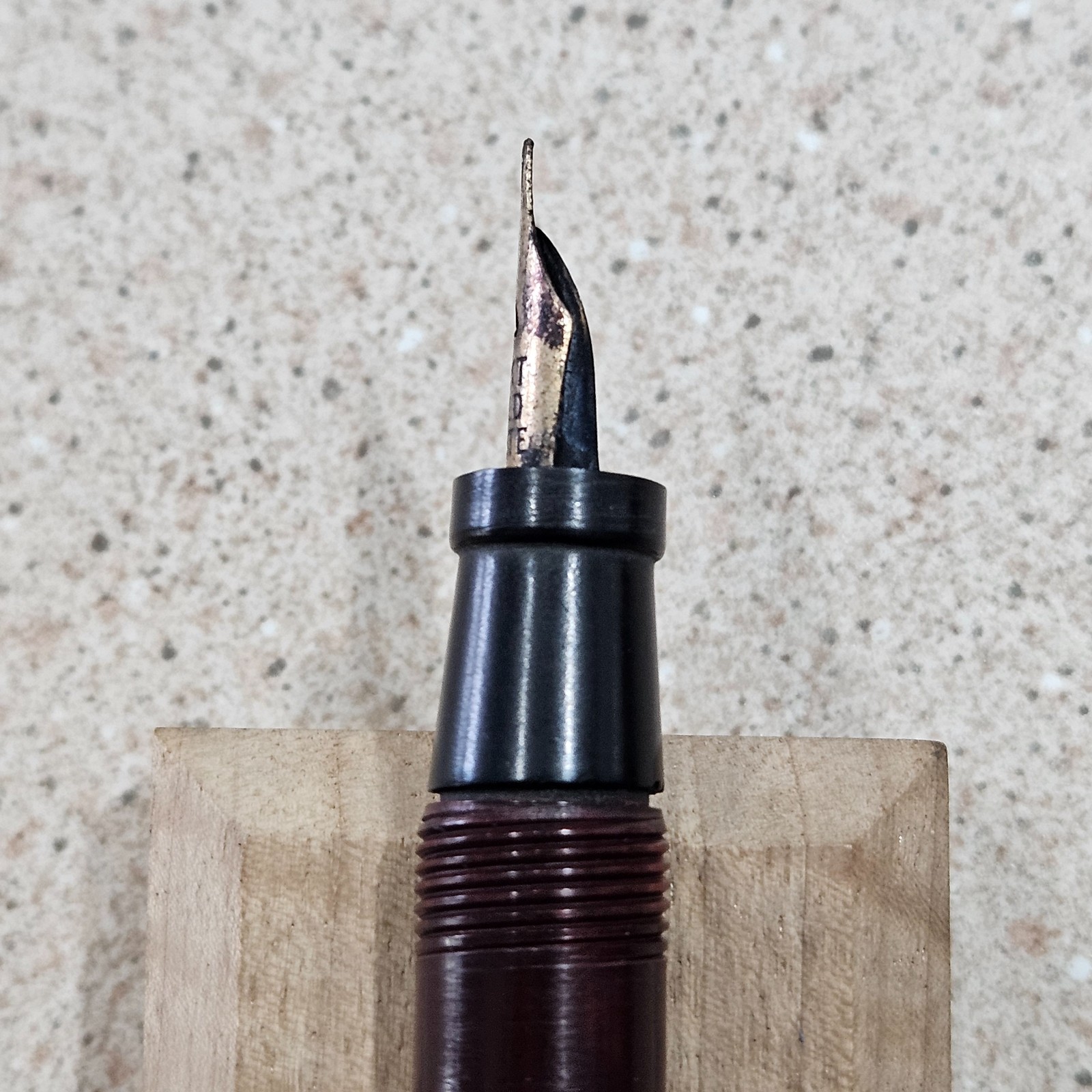 Vintage Wearever Lever Fill Red Woodgrain With Rounded Ends 5-3/8″ Fountain Pen